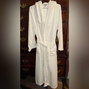 Cabernet Plush White Robe with hood front pockets.